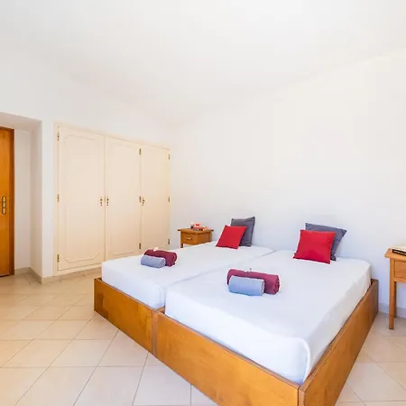 Villa In Albufeira With Private Pool And Garden Албуфейра