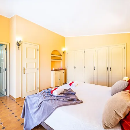 Villa In Albufeira With Private Pool And Garden * Албуфейра